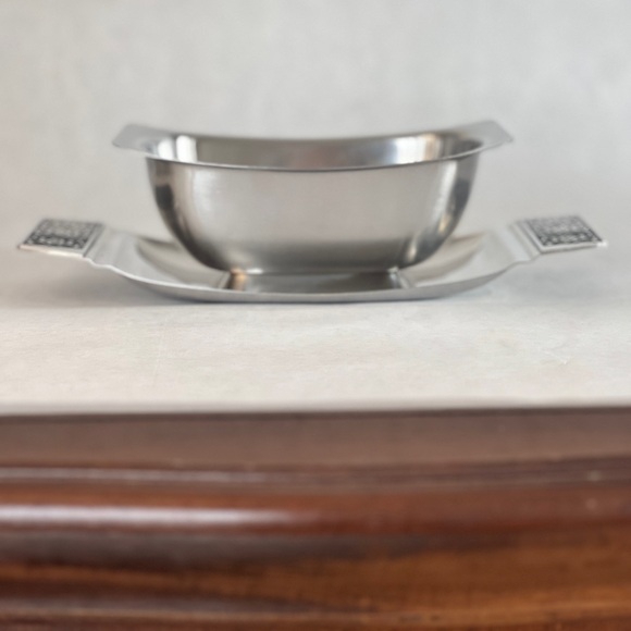Vintage Stanley Roberts ‘Burgundy’ Velvet Stainless Gravy Boat w/ Attached Tray - Picture 8 of 10